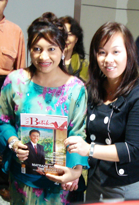 myBatik magazine managed to hit into all the Royal Family Crowd Princess from Perak State, 2008