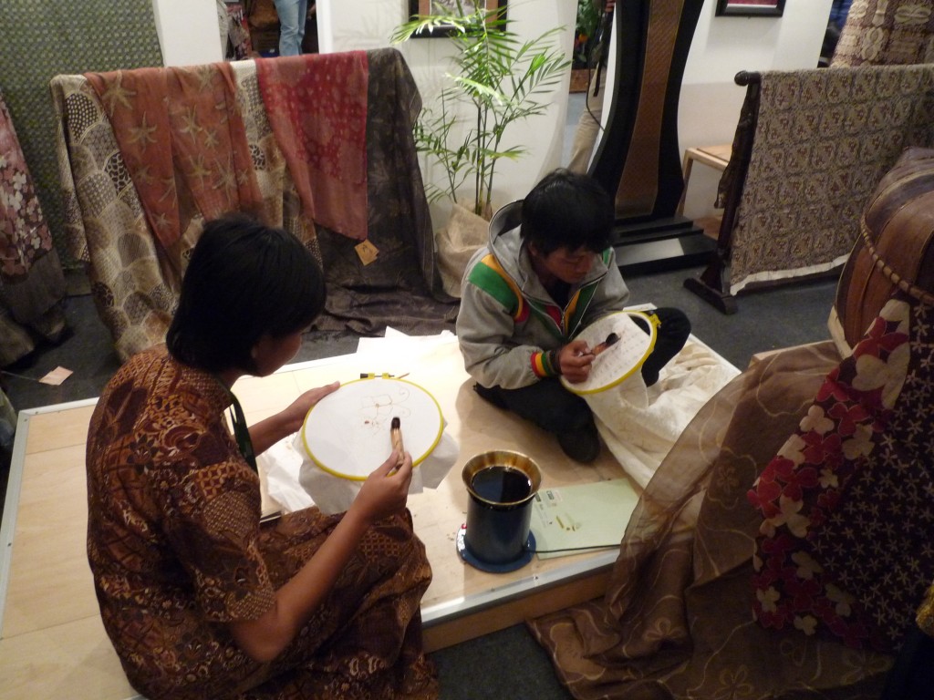workers are working on the batik 