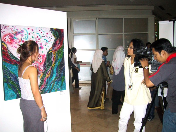 2004 Emilia's Solo Batik Exhibition, KLCC Twins Tower, interview by TV3