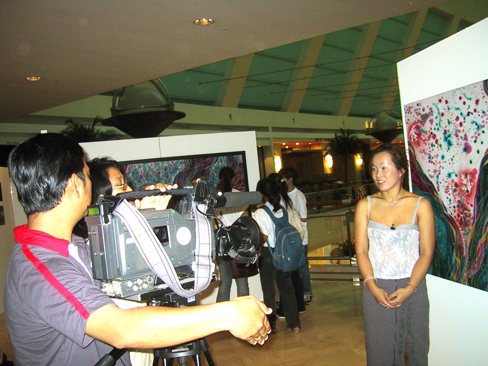 2004 Emilia's Solo Batik Exhibition, KLCC Twins Tower, interview by TV3